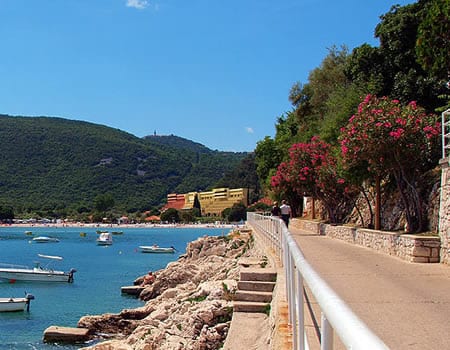 6. Prošećite šetnicom uz more i razgledajte Rabac